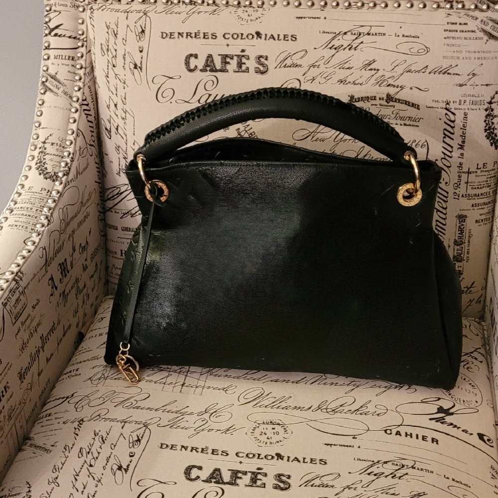 Black shoulder bag